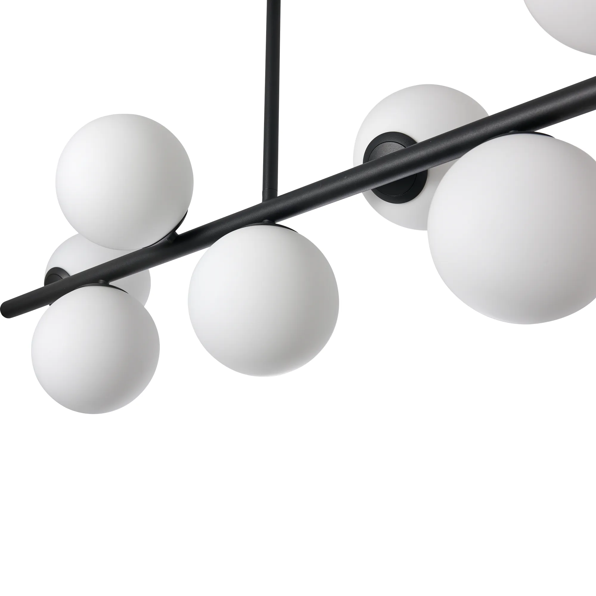 Lampa wisząca Bolti z siedmioma oprawami E14 w kolorze czarnym. Konstrukcja z matowego metalu z białymi, okrągłymi kloszami. Klosze rozmieszczone na poziomej belce, tworząc nowoczesny, minimalistyczny design.