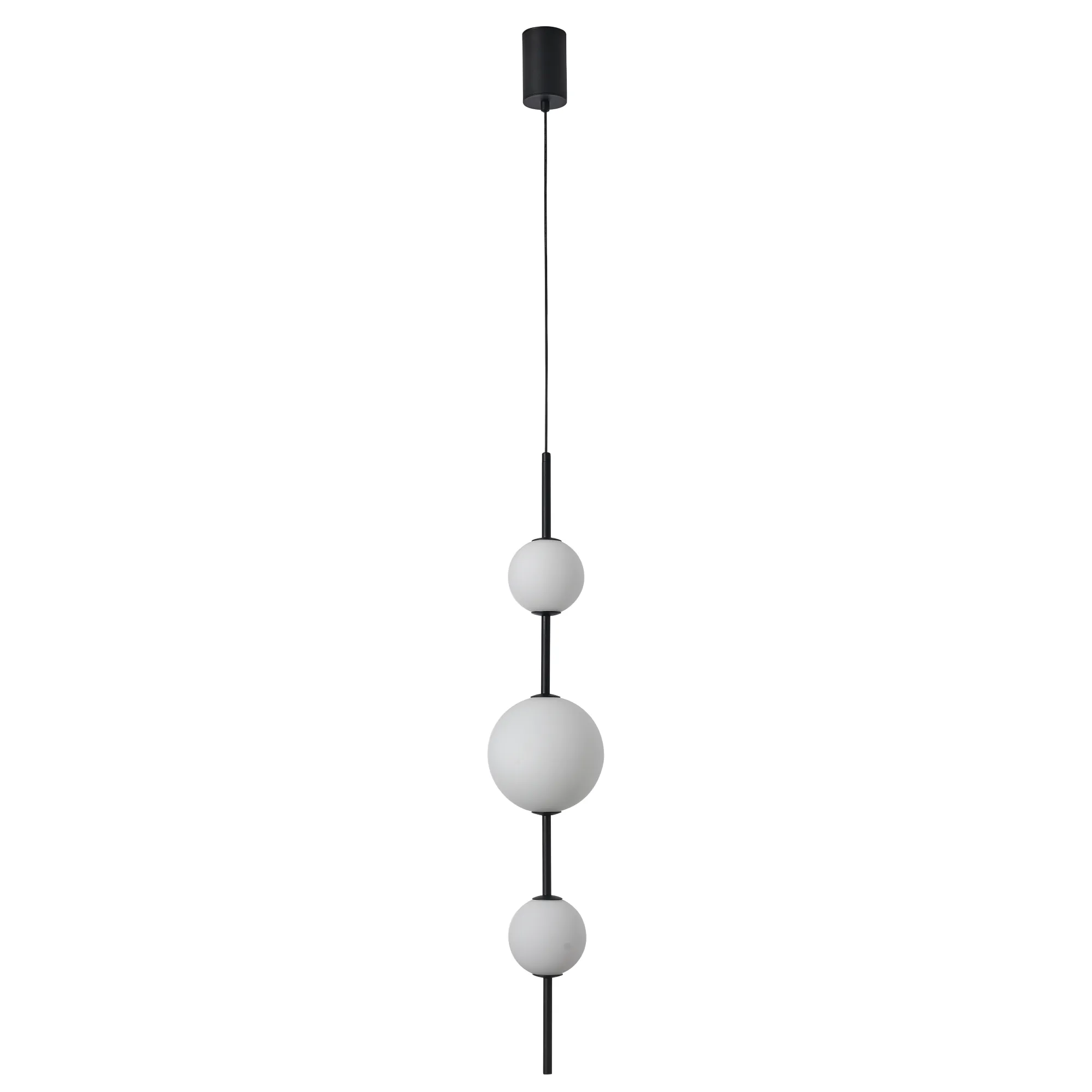 Czarna lampa wisząca Bolti IP44 z trzema kulistymi kloszami w różnych rozmiarach, wykonana z materiałów odpornych na wilgoć. Zawieszona na cienkim przewodzie, minimalistyczny design, idealna do nowoczesnych wnętrz.