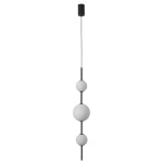 Czarna lampa wisząca Bolti IP44 z trzema kulistymi kloszami w różnych rozmiarach, wykonana z materiałów odpornych na wilgoć. Zawieszona na cienkim przewodzie, minimalistyczny design, idealna do nowoczesnych wnętrz.