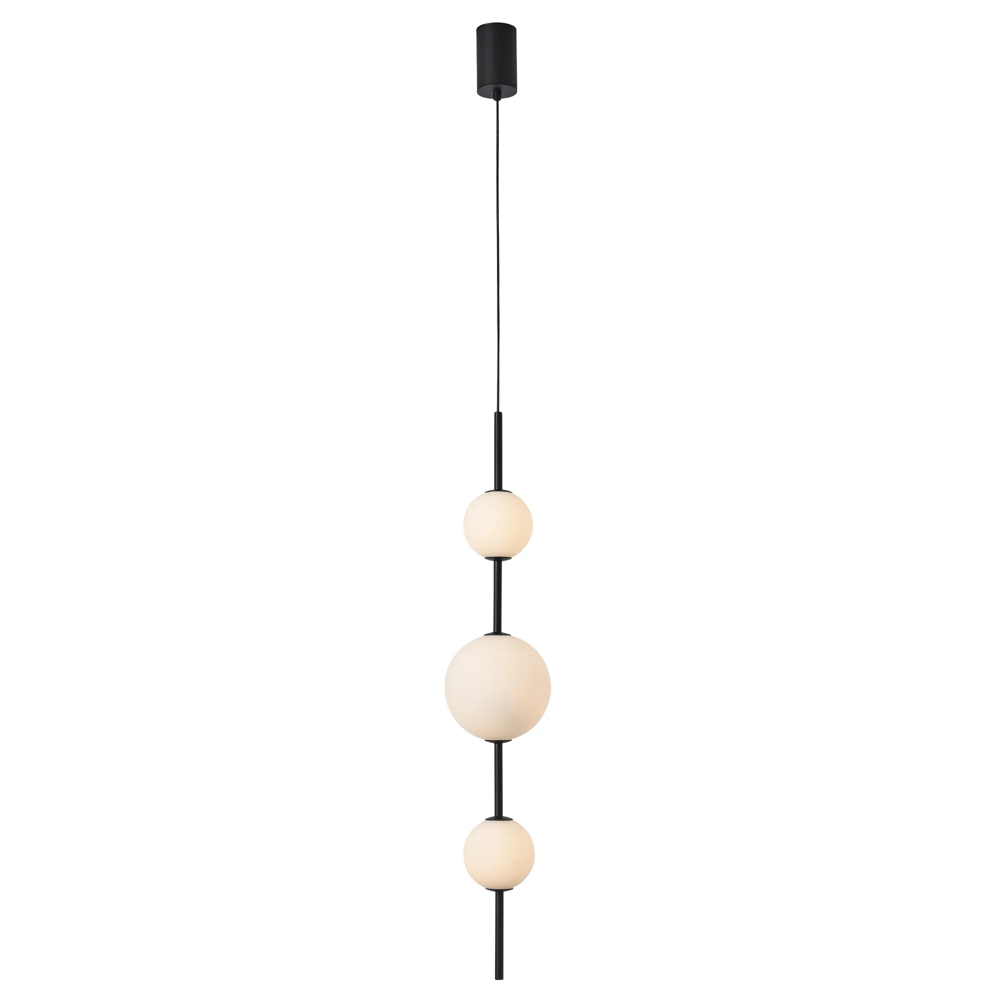 Lampa wisząca Bolti IP44 z trzema kulistymi kloszami, wykonana z czarnego metalu. Wysoka konstrukcja z białymi, mlecznymi kloszami LED o mocy 14W, zawieszona na cienkim kablu. Prosta forma, idealna do nowoczesnych wnętrz na białym tle.