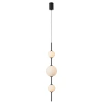 Lampa wisząca Bolti IP44 z trzema kulistymi kloszami, wykonana z czarnego metalu. Wysoka konstrukcja z białymi, mlecznymi kloszami LED o mocy 14W, zawieszona na cienkim kablu. Prosta forma, idealna do nowoczesnych wnętrz na białym tle.