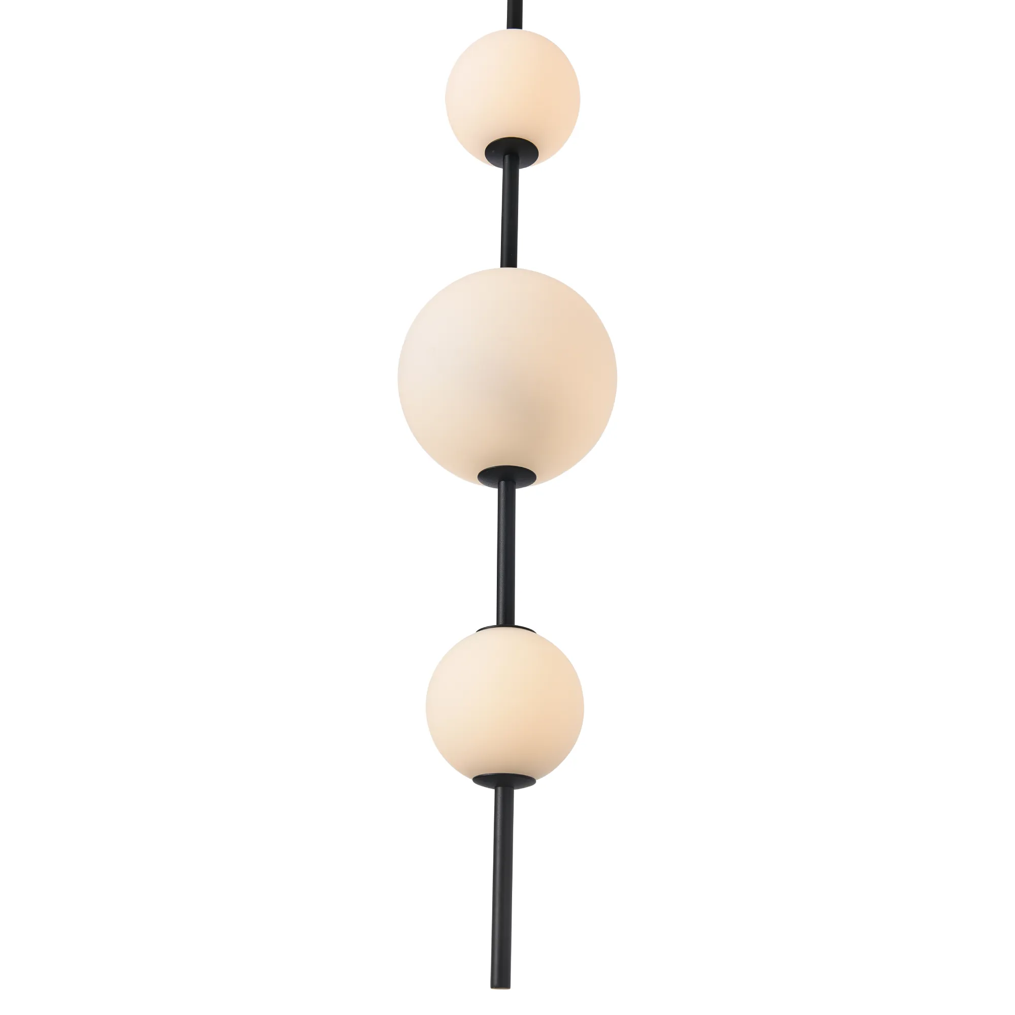 Czarna lampa wisząca Bolti IP44 z trzema okrągłymi kloszami w kolorze białym, wykonana z materiału matowego. Produkt wisi na cienkim, czarnym przewodzie. Klosze mają różne rozmiary, tworząc harmonijną kompozycję.
