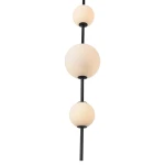 Czarna lampa wisząca Bolti IP44 z trzema okrągłymi kloszami w kolorze białym, wykonana z materiału matowego. Produkt wisi na cienkim, czarnym przewodzie. Klosze mają różne rozmiary, tworząc harmonijną kompozycję.