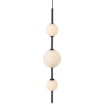 Lampa wisząca Bolti IP44 w kolorze czarnym z trzema okrągłymi kloszami z mlecznego szkła, zawieszona na cienkim przewodzie. Klosze umieszczone są na różnych wysokościach, tworząc efektowną kompozycję. Idealna do nowoczesnych wnętrz.