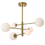 Lampa wisząca Bolti z sześcioma kulistymi kloszami z białego szkła na złotej konstrukcji. Ujęcie z przodu, prezentujące nowoczesny design i symetryczne rozmieszczenie elementów. Idealna do aranżacji wnętrz.