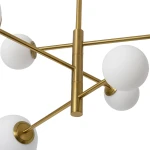 Lampa wisząca Bolti w kolorze złotym, z sześcioma kulistymi kloszami z białego szkła. Ujęcie z góry, ukazujące metalową konstrukcję i detale mocowania. Elegancki design, idealna do nowoczesnych wnętrz.
