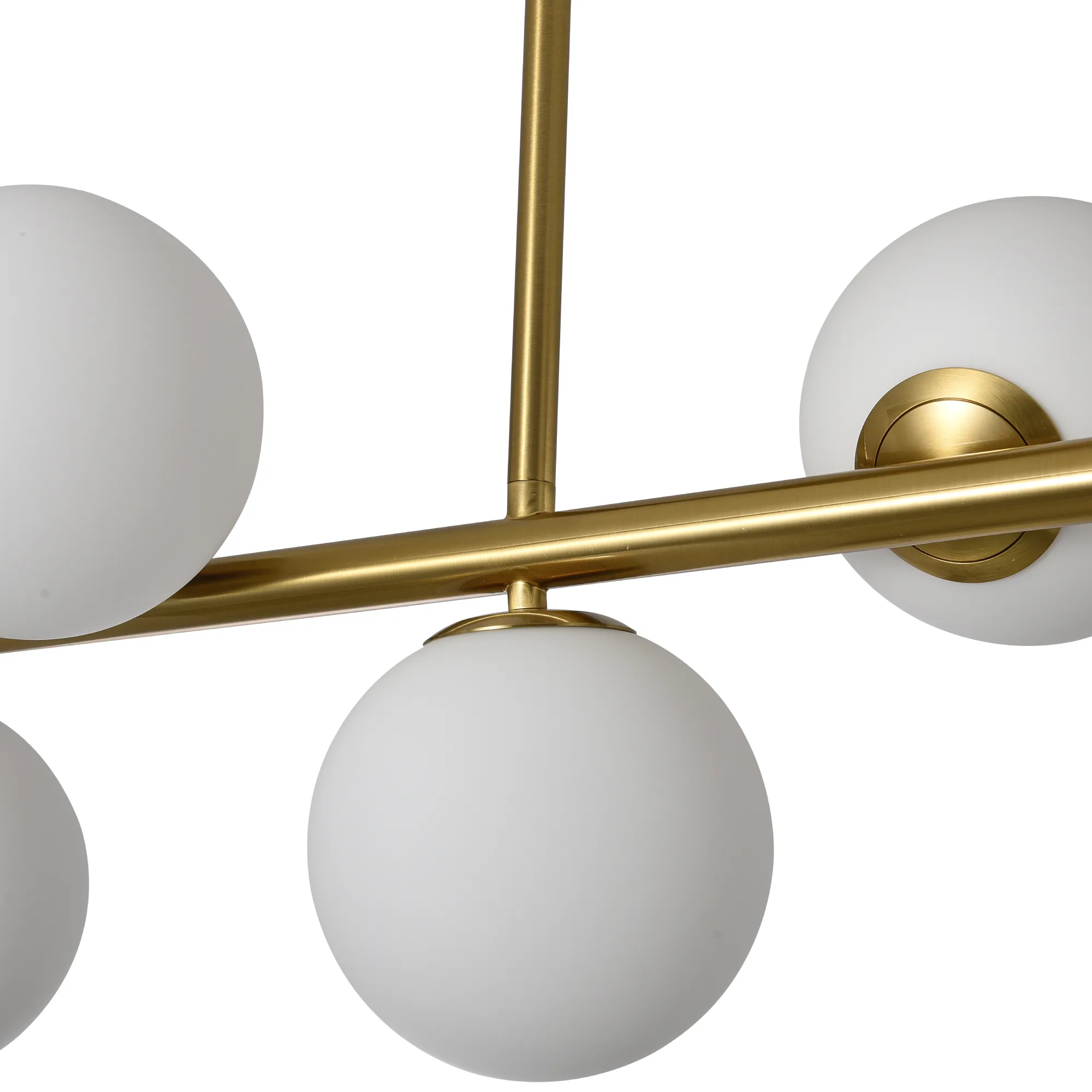Lampa wisząca Bolti 7xE14 w kolorze złotym, z białymi, matowymi kulami na metalowej konstrukcji. Ujęcie z bliska, pokazujące detale mocowania i stylowy design. Idealna do nowoczesnych wnętrz.