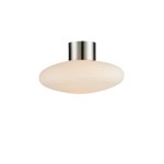 Locus lampa sufitowa 1xE14 w kolorze białym z stalowym wykończeniem. Owalny klosz z matowego szkła umieszczony na metalowej podstawie. Ujęcie frontalne, lampa montowana sufitowo, na jednolitym tle.