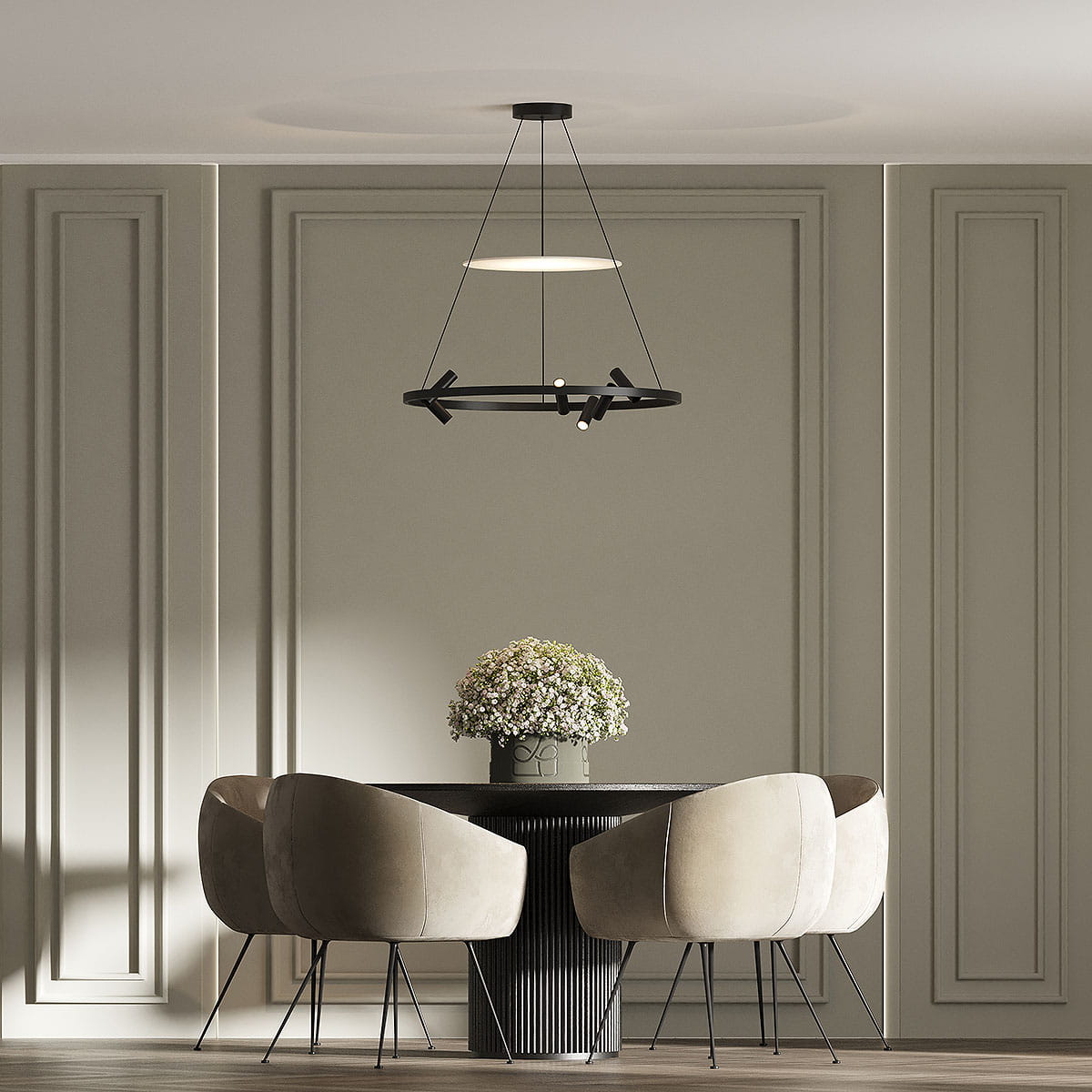 Lampa wisząca Almeria w kolorze czarnym z 6 źródłami LED 18W, zawieszona nad okrągłym stołem. Konstrukcja z metalowymi elementami i szklanym kloszem, z widocznymi, minimalistycznymi detalami. Otoczenie w jasnych odcieniach z dekoracyjnym kwiatem.