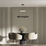 Lampa wisząca Almeria w kolorze czarnym z 6 źródłami LED 18W, zawieszona nad okrągłym stołem. Konstrukcja z metalowymi elementami i szklanym kloszem, z widocznymi, minimalistycznymi detalami. Otoczenie w jasnych odcieniach z dekoracyjnym kwiatem.