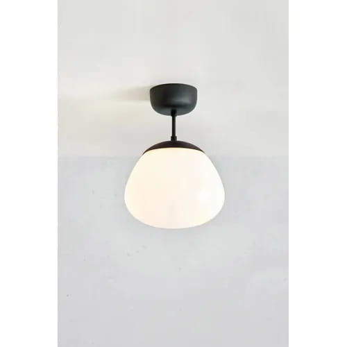 Lampa sufitowa Rise 1xE27 w kolorze czarnym i białym, z kulistym kloszem o gładkiej powierzchni. Zawieszona na czarnym stelażu, prezentuje minimalistyczny design, idealna do nowoczesnych wnętrz. Ujęcie z dołu, na jednolitym tle.