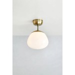 Lampa sufitowa Rise 1xE27 w antycznym mosiądzu z białym, szklanym kloszem w kształcie zaokrąglonego owal. Montowana do sufitu, prezentuje minimalistyczny design, idealna do nowoczesnych wnętrz.