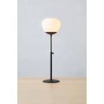 Lampa stołowa Rise H60 z czarną podstawą i białym kloszem o kształcie miski. Ustawiona na drewnianym stole, z regulowaną wysokością. Klosz wykonany z przezroczystego materiału, montowany na cienkim metalowym stelażu.