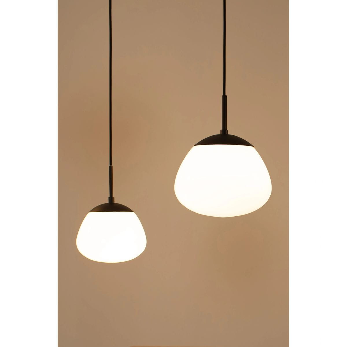 Lampa wisząca Rise D18 w kolorze czarnym i białym, z dwoma kloszami o organicznych kształtach, zawieszona na cienkich linkach. Wymiary kloszy różnią się, z matowym wykończeniem, idealna do nowoczesnych wnętrz.