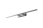 Kinkiet łazienkowy LED Elgidia IP44 w kolorze chromu, o długości 96 cm i mocy 35W. Wąska, prostokątna lampa zamontowana poziomo, z minimalistycznym designem. Widoczna metalowa obudowa z delikatnymi szczelinami wentylacyjnymi.