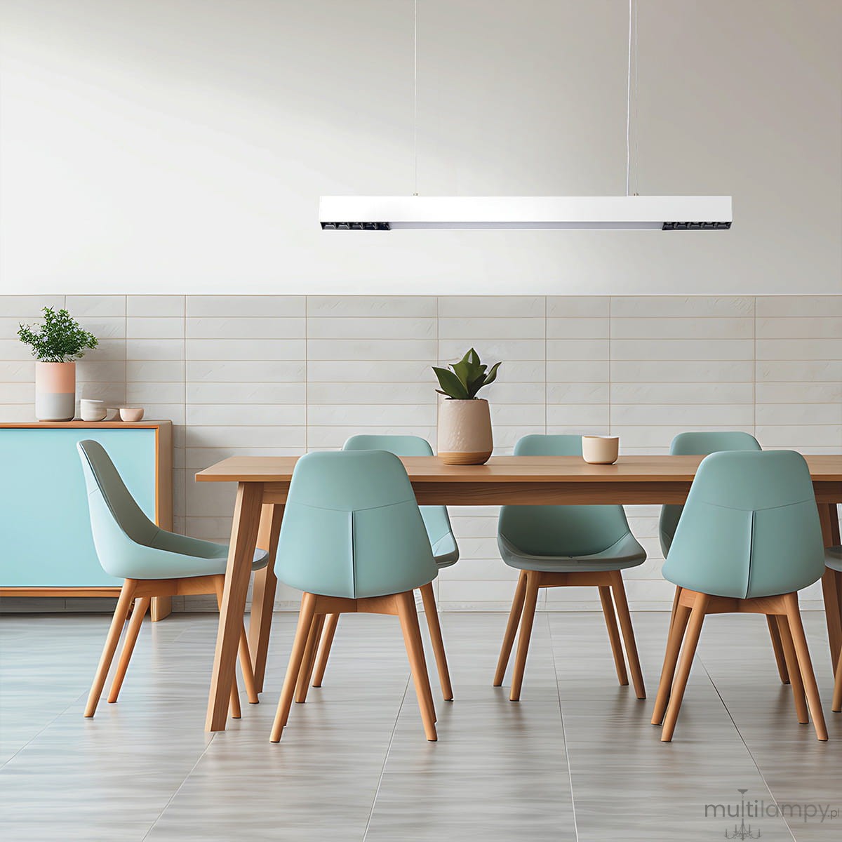 Lampa wisząca Cali 80 w kolorze białym, z jedną żarówką LED o mocy 32W, zawieszona nad drewnianym stołem. W tle widoczne niebieskie krzesła oraz rośliny w doniczkach, na jasnym tle ściany.