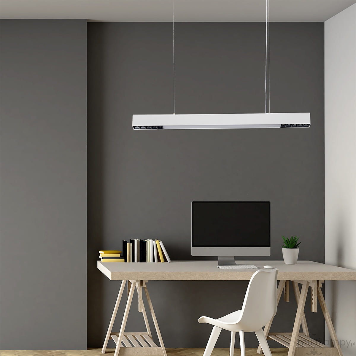 Lampa wisząca Cali 80 w kolorze białym, z jedną diodą LED o mocy 32W, zawieszona nad biurkiem. Oprostokątny kształt z delikatnymi otworami wentylacyjnymi, w nowoczesnym wnętrzu z szarymi ścianami i drewnianym biurkiem.