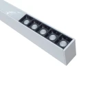 Lampa wisząca Cali 80 w kolorze białym, o prostokątnym kształcie, z jednym źródłem światła LED o mocy 32W. Widoczna konstrukcja z sześcioma miejscami na żarówki, umieszczona w pozycji leżącej, na prostym tle.