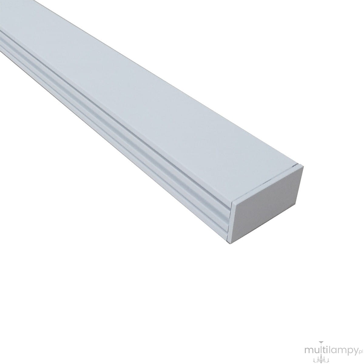 Biała lampa wisząca Cali 80 z jednym źródłem LED o mocy 32W, prostokątna, o gładkiej powierzchni z widocznymi rowkami. Ujęcie z boku, ukazujące kształt i teksturę. Idealna do nowoczesnych wnętrz.