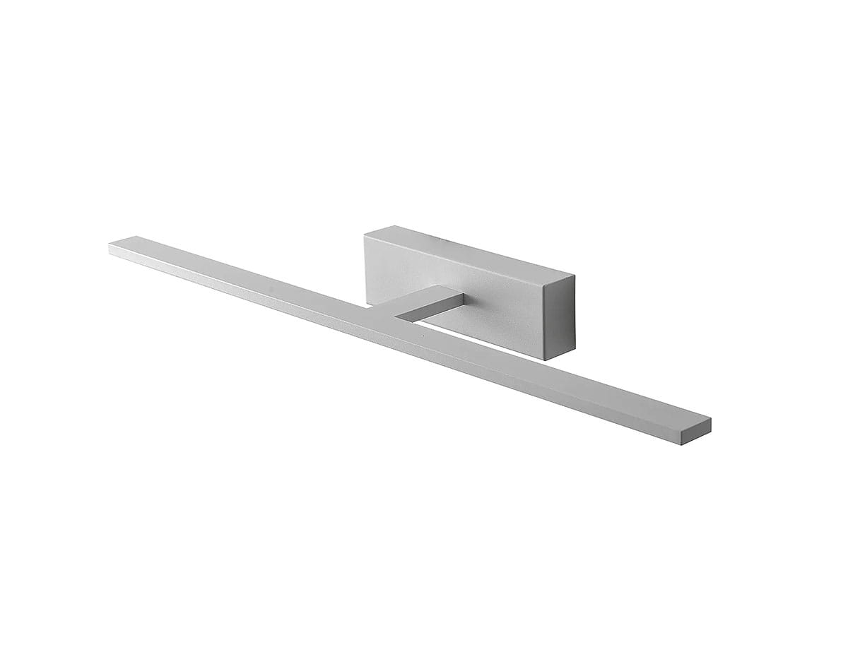 Biały kinkiet łazienkowy LED Elgidia IP44 o długości 62 cm i mocy 22 W. Prosty, minimalistyczny design z prostokątną podstawą i długim, płaskim ramieniem. Zawieszony poziomo na jednolitym tle.