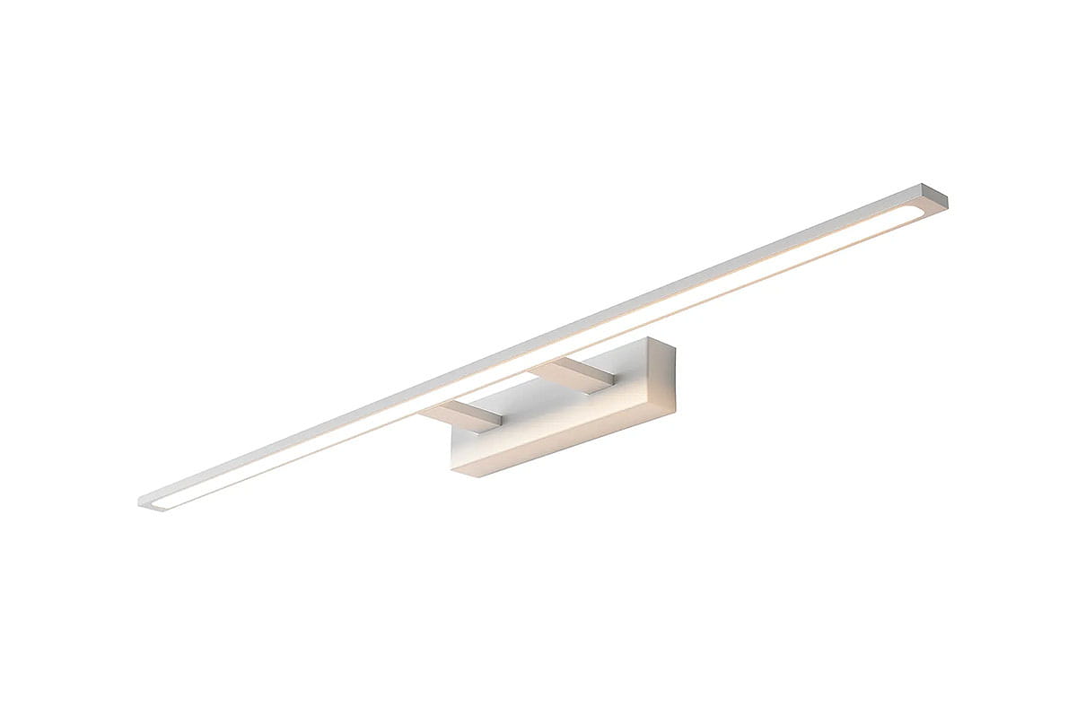 Kinkiet łazienkowy LED Elgidia IP44 w kolorze białym, o prostokątnej formie. Zainstalowany na ścianie, z metalową podstawą i wąskim paskiem światła LED, idealny do oświetlenia przestrzeni w łazience.