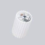 Lampa sufitowa Karbon 10, biała, z oprawą na jedną żarówkę GU10. Widoczny detal wnętrza z przewodami i złączkami, o cylindrycznym kształcie z rowkowaną fakturą. Ujęcie z góry, na jednolitym tle.