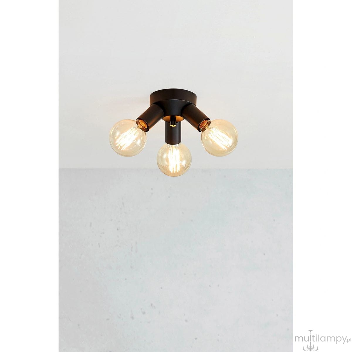 Lampa sufitowa Mazzo z trzema oprawami E27 w kolorze czarnym. Produkt ma nowoczesny, minimalistyczny design, z okrągłą podstawą i przezroczystymi żarówkami, zamontowany na suficie w lekko nachylonej pozycji.