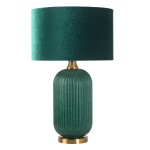 Lampa stołowa Tamiza 1xE27 w butelkowej zieleni z tekstylnym, zielonym kloszem i złotą podstawą. Klosz owalny, a podstawa o fakturze z pionowymi rowkami, stojąca na okrągłej podstawie.