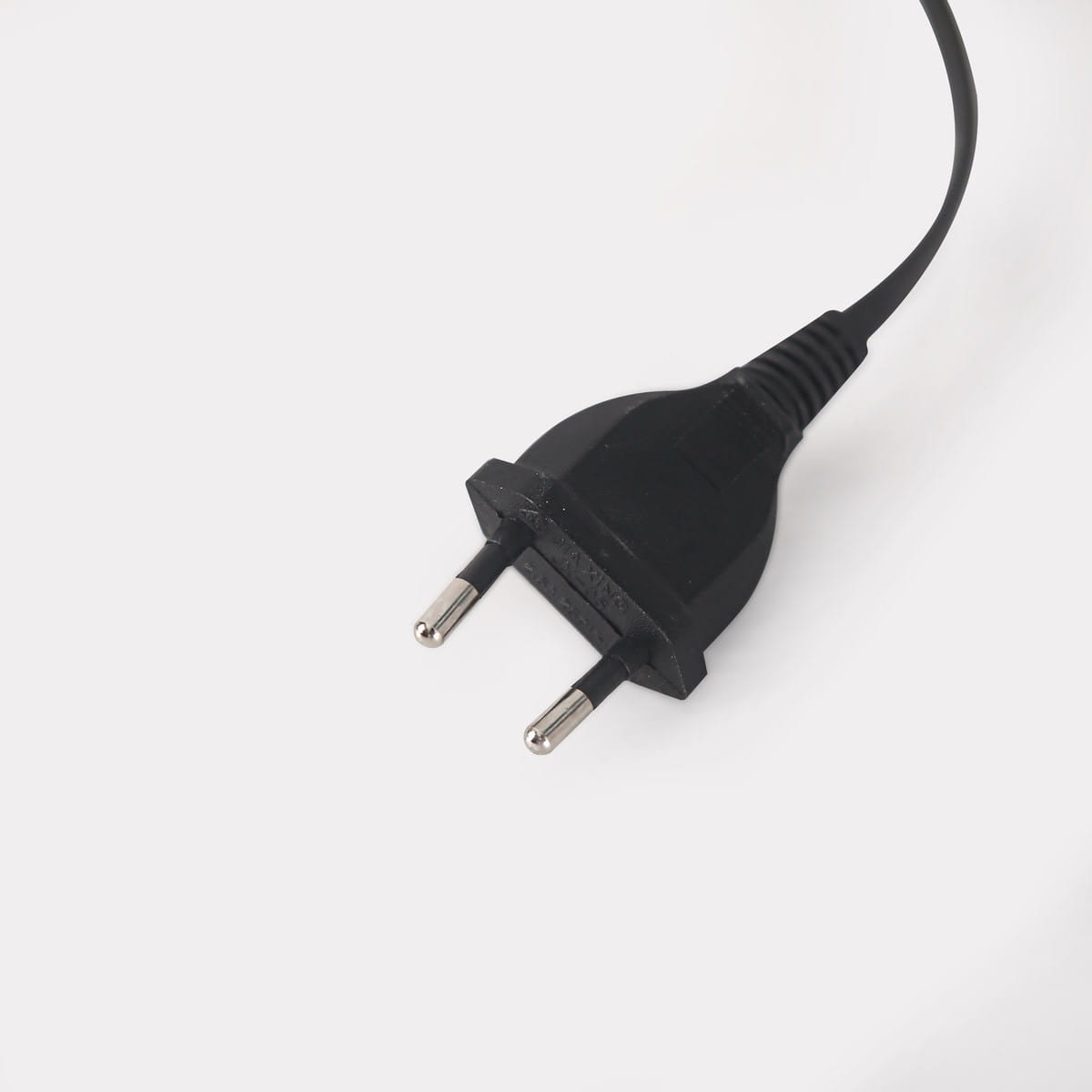 Lampa stołowa Tamiza 1xE27 w kolorze butelkowej zieleni, z okrągłą podstawą i cienkim kablem z wtyczką. Ujęcie z boku, na jasnym tle. Idealna do nowoczesnych wnętrz.