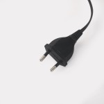 Lampa stołowa Tamiza 1xE27 w kolorze butelkowej zieleni, z okrągłą podstawą i cienkim kablem z wtyczką. Ujęcie z boku, na jasnym tle. Idealna do nowoczesnych wnętrz.
