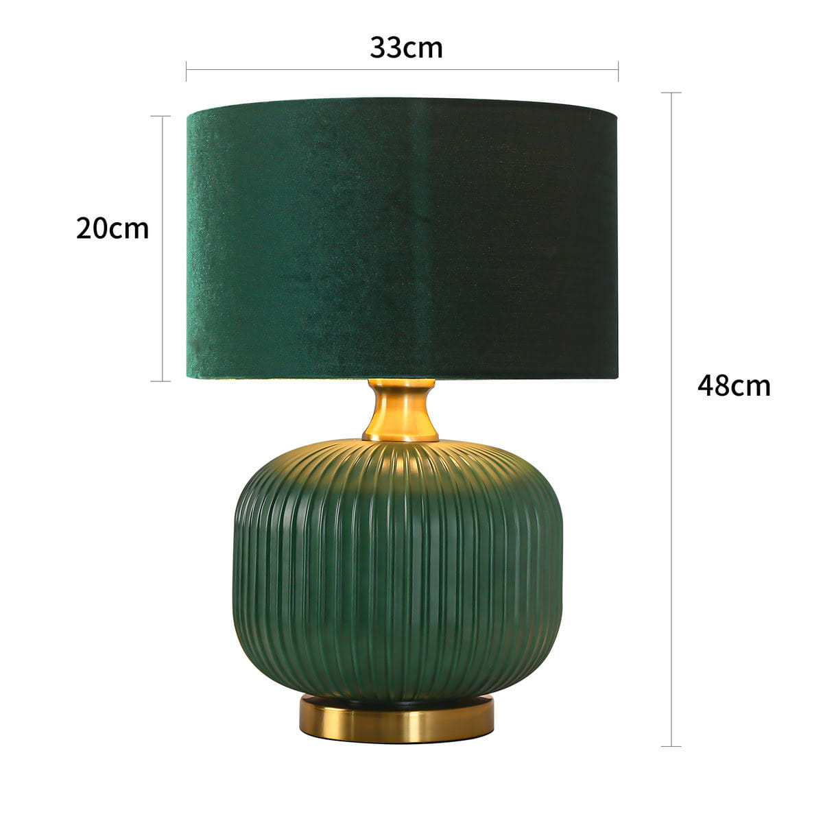 Lampa stołowa w butelkowej zieleni z żłobionym kloszem, złotą podstawą i cylindrycznym kształtem. Wysokość 48 cm, średnica klosza 33 cm, wysokość klosza 20 cm. Używa żarówki E27. Stoi na płaskiej powierzchni.