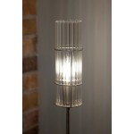 Lampa stołowa Tubo H65 z niklowanym stelażem, z przezroczystym kloszem o rowkowanej fakturze. Ujęcie z boku, z widoczną żarówką E14 wewnątrz. Tło jasne, minimalistyczne. Idealna do nowoczesnych wnętrz.