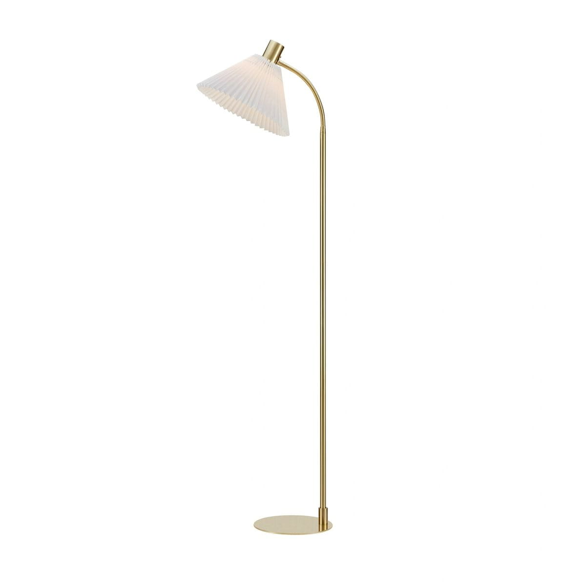 Lampa podłogowa Mira z kloszem w białym kolorze i podstawą w szczotkowanym mosiądzu. Stojąca, smukła konstrukcja z wygiętym ramieniem, idealna do nowoczesnych wnętrz. Klosz ma delikatny, falisty wzór. Wysokość wynosi około 1,5 metra.