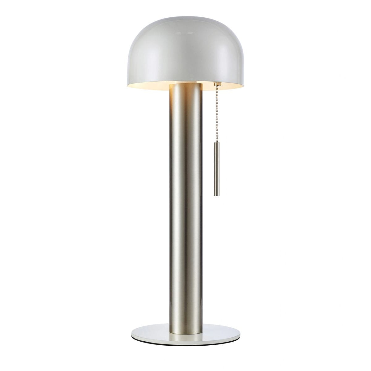 Lampa stołowa Costa z niklowanym, satynowym trzonem i białym kloszem w kształcie kopuły. Widoczny łańcuszek do włączania/wyłączania. Ustawiona na okrągłej podstawie, o nowoczesnym designie.