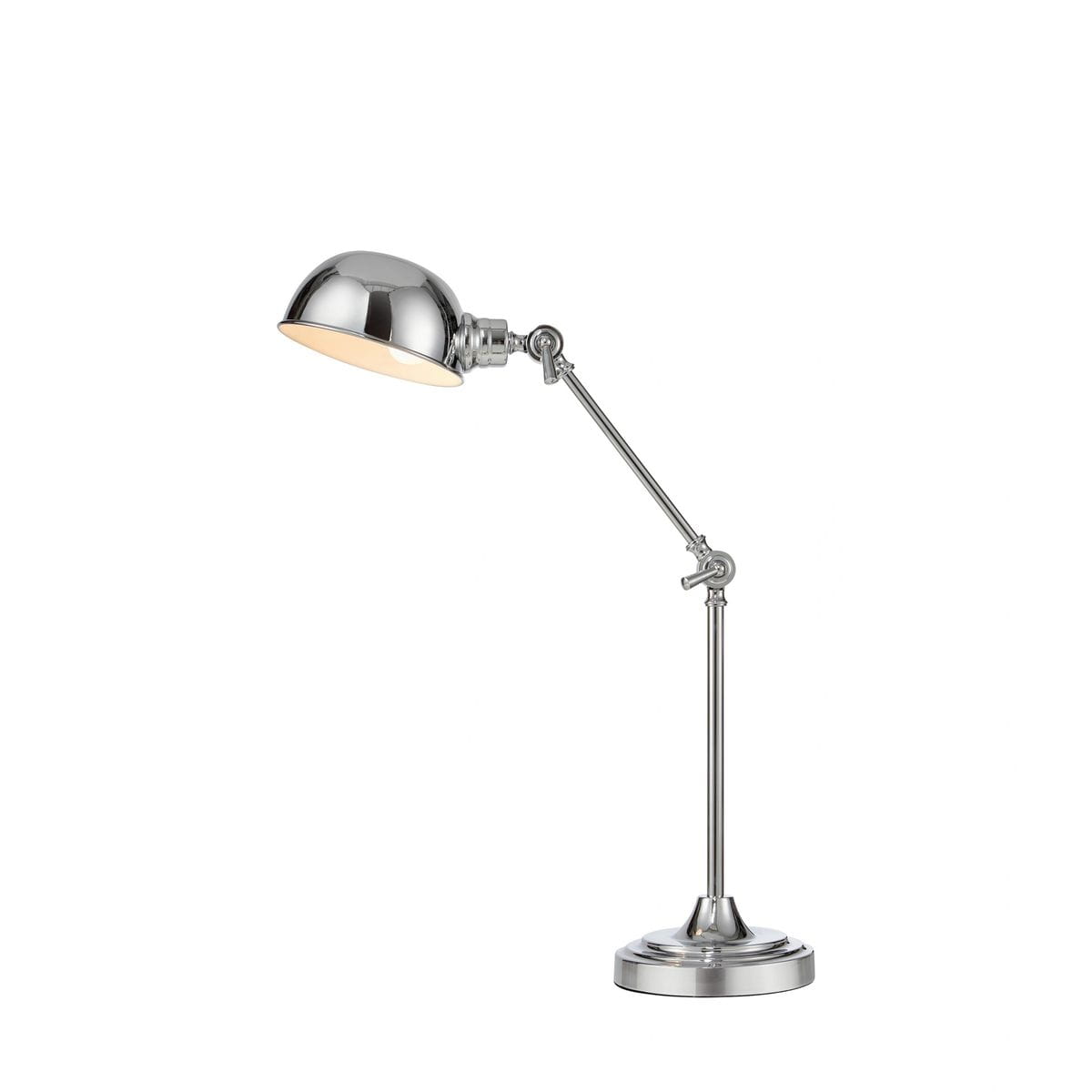 Portland lampa biurkowa w kolorze chromowanym z regulowanym ramieniem i okrągłą podstawą. Klosz w kształcie miski skierowany w dół, przeznaczona dla żarówki E27. Ujęcie z boku, ukazujące szczegóły konstrukcji.