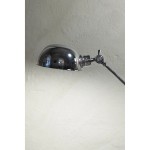 Lampa biurkowa Portland z chromowanym kloszem w kształcie półkuli i regulowanym ramieniem. Ujęcie z boku, ukazujące detale mocowania i błyszczący materiał. Idealna do biura lub domowego wnętrza.