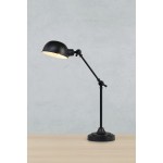 Czarna lampa biurkowa Portland z metalowym kloszem i regulowanym ramieniem. Stojąca na okrągłej podstawie, z widoczną oprawą na żarówkę E27. Ujęcie z boku, na tle szarej ściany, z drewnianym blatem.