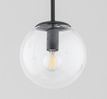 Klosz szklany Sebia kula D150, przezroczysty, w kształcie kuli, zawieszony na czarnym przewodzie. Wewnątrz widoczna żarówka z widocznymi włóknami. Tło jasnoszare, co podkreśla przezroczystość szkła.