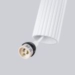 Biała lampa wisząca Karbon 2 z miejscem na dwie żarówki GU10. Widok z góry, ukazujący teksturowaną osłonę z rowkami oraz gniazdo żarówki z oznaczeniem maksymalnej mocy 10W. Tło szare, minimalistyczne.