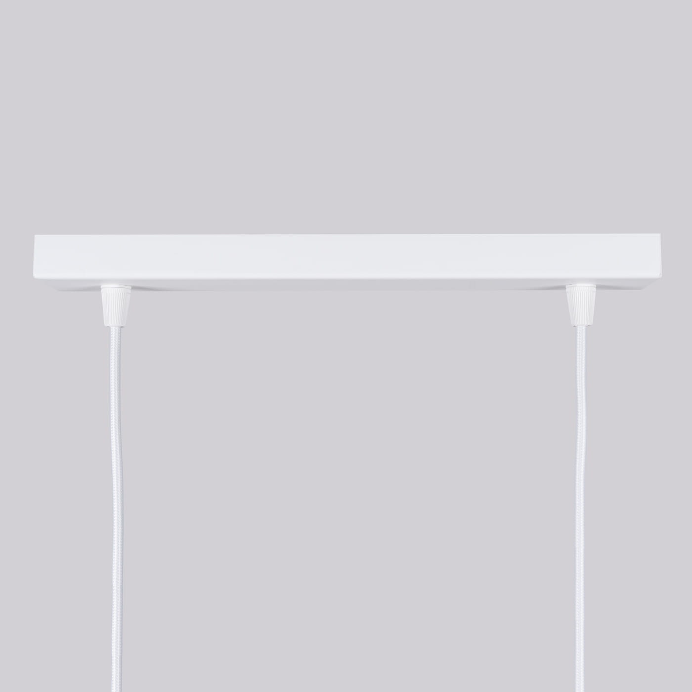 Lampa wisząca Karbon 2, biała, z dwoma gniazdami GU10. Płaska, prostokątna podsufitka z dwoma przewodami w białym oplocie, zawieszona na równych wysokościach. Tło jasnoszare, podkreślające minimalistyczny design.