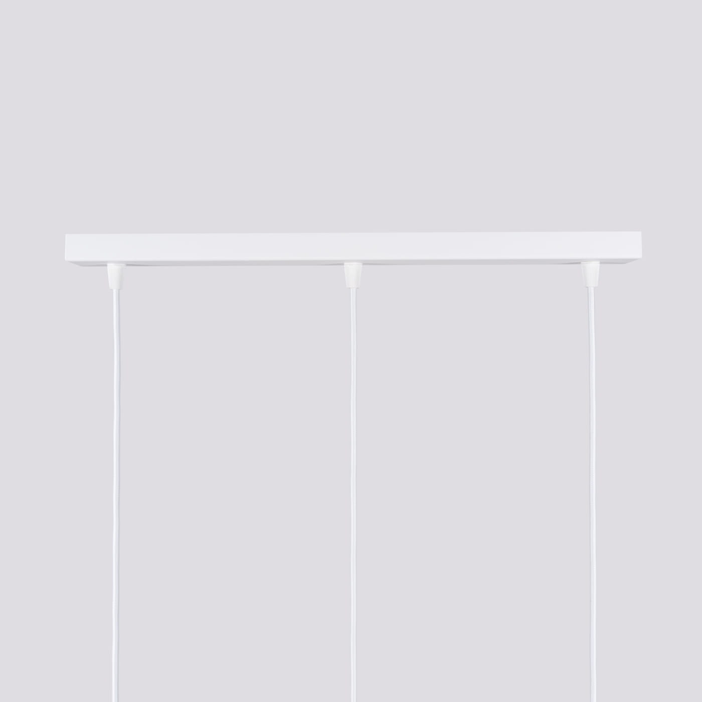 Lampa wisząca Karbon 3 w kolorze białym, z trzema miejscami na żarówki GU10. Prosta, prostokątna forma z dwoma zwisającymi przewodami. Produkt zawieszony poziomo, na jednolitym tle.