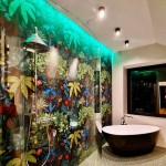 Czarna lampa sufitowa tuba 1-punktowa IP65, umieszczona w łazience, oświetlająca zieloną ścianę z roślinnym wzorem. Lampa zamontowana na suficie, w towarzystwie nowoczesnych akcesoriów łazienkowych.