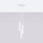 Lampa wisząca Karbon 3P w kolorze białym z trzema cylindrycznymi kloszami z rowkowanej powierzchni, zawieszona na cienkich linkach, zamocowana do okrągłej podstawy sufitowej. Idealna do nowoczesnych wnętrz.