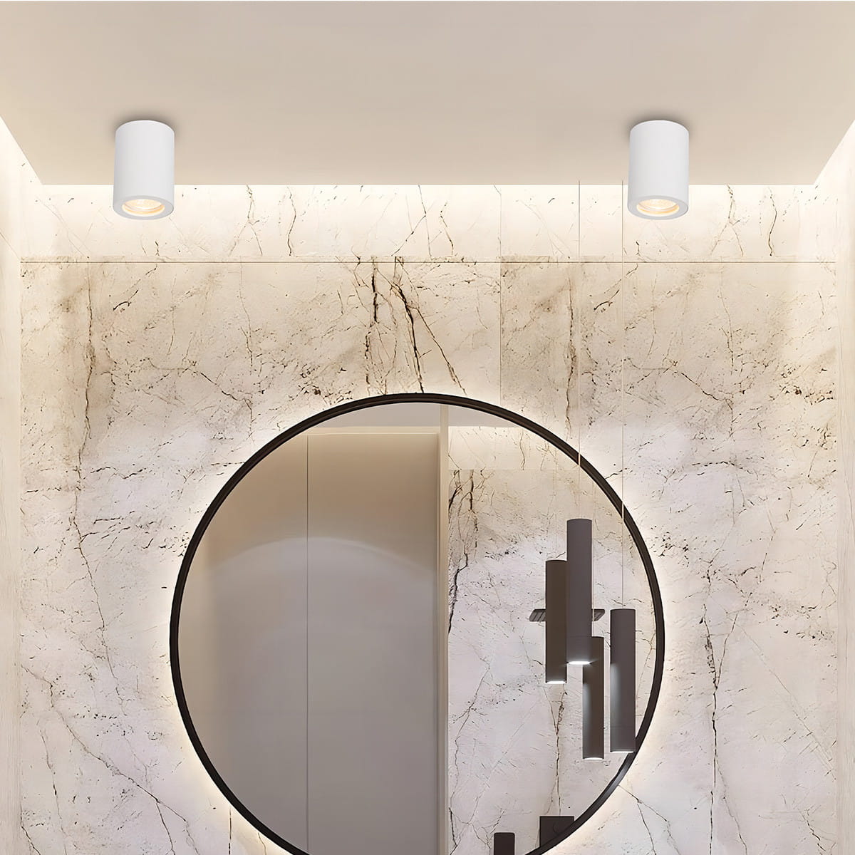 Biała lampa sufitowa tuba 1-punktowa IP65, zamontowana na suficie w nowoczesnym wnętrzu. W tle widoczna marmurowa ściana oraz okrągłe lustro. Lampa ma prosty, cylindryczny kształt i emituję światło skierowane w dół.