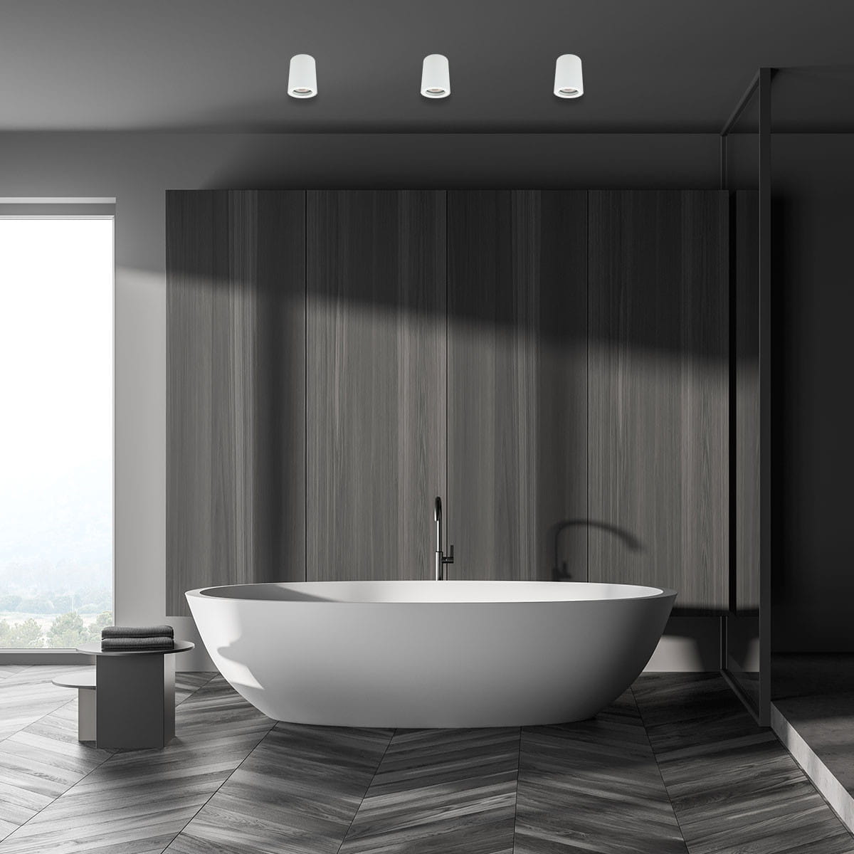 Lampa sufitowa tuba Faro LP-6510/1SM WH w kolorze białym, montowana w łazience. Widoczna w aranżacji wnętrza z drewnianymi elementami, nad wanną. Lampa ma minimalistyczny design, umieszczona w grupie trzech punktowych źródeł światła.