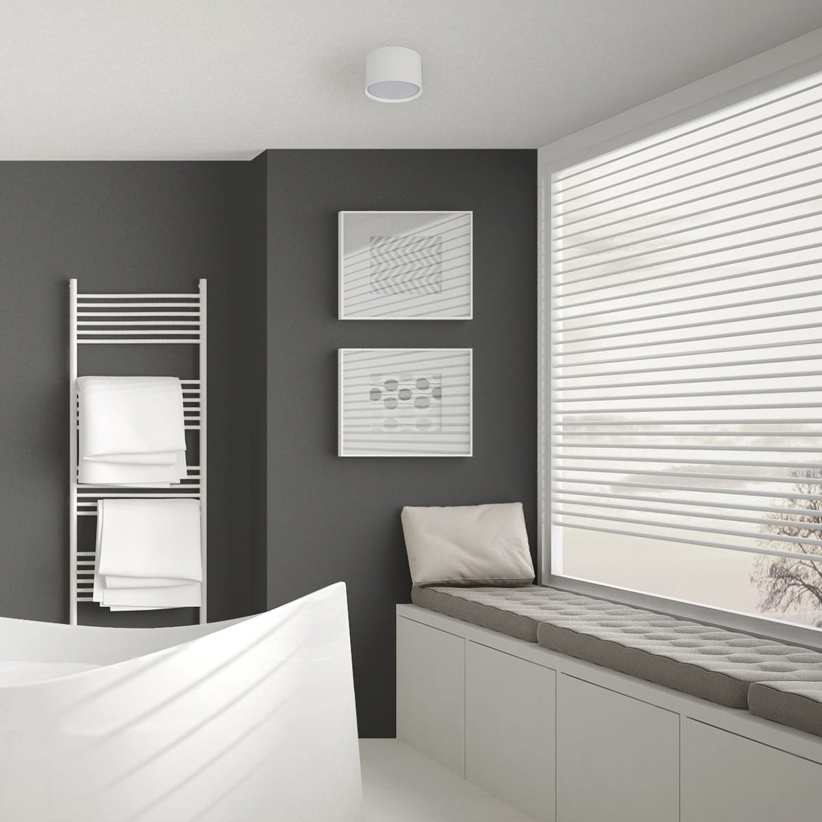 Biała lampa sufitowa Kendal LED IP54, okrągła, zamontowana w suficie, w nowoczesnym wnętrzu z szarymi ścianami, obok białych ramek ze zdjęciami oraz półką z ręcznikami. Lampa jest w pozycji wiszącej, zapewniając oświetlenie.