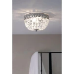 Lampa sufitowa Etienne w kolorze chromu, z dwoma gniazdami E14. Okrągła, z kryształowymi elementami, zamontowana na suficie. Wytwarza efektowne refleksy świetlne, idealna do nowoczesnych wnętrz. Tło w neutralnym odcieniu.