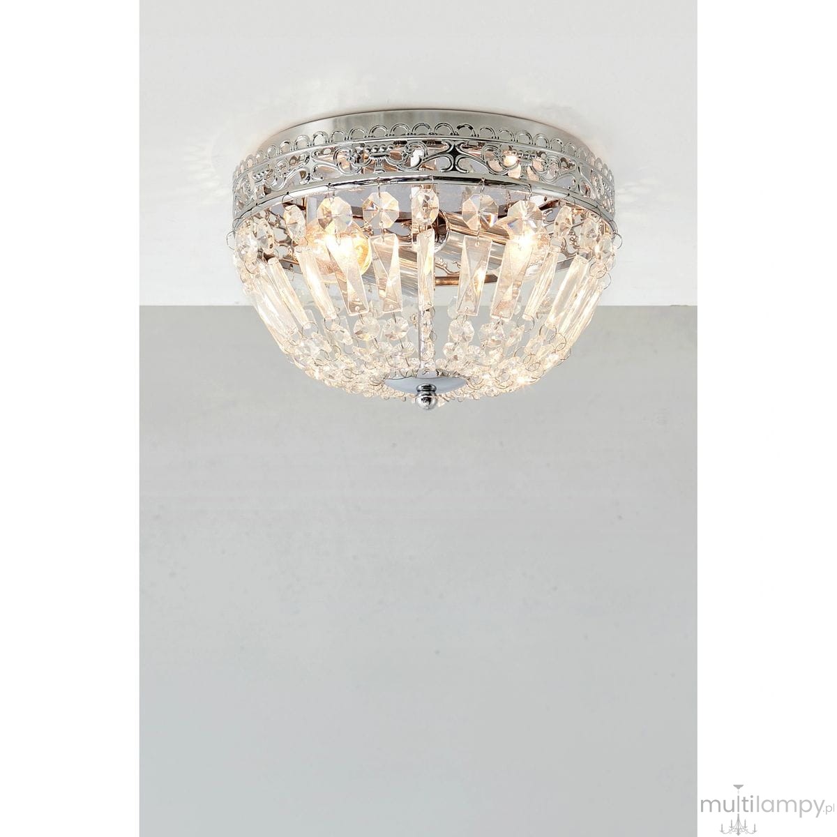 Lampa sufitowa Etienne 2xE14 w chromowanej obudowie, okrągła, z przezroczystymi kryształkami i dekoracyjnymi elementami. Ujęcie z góry, zamontowana na suficie, w jasnym otoczeniu.