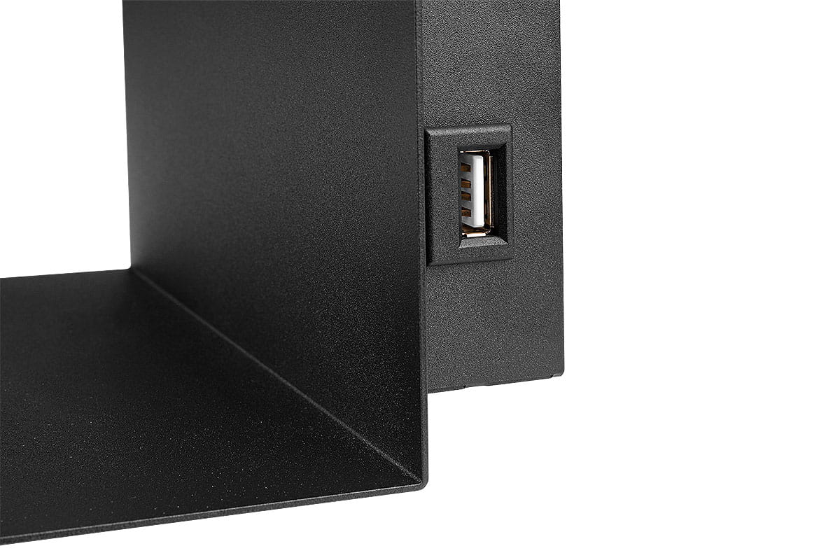 Kinkiet Kaliso w kolorze czarnym, z widocznym gniazdem USB. Ujęcie z boku, ukazujące prosty, minimalistyczny kształt i matową fakturę materiału. Przeznaczony do czytania, z możliwością podłączenia urządzeń.