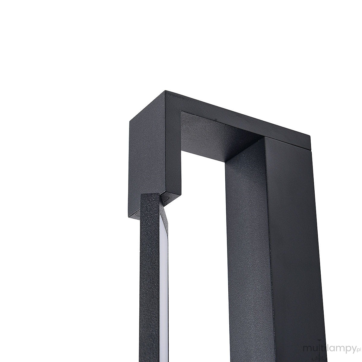 Flexia IP44 kinkiet łazienkowy LED L60/18W w kolorze czarnym, o prostokątnym kształcie z matowym wykończeniem. Ujęcie z boku ukazuje cieniutką, wbudowaną lampę LED oraz solidną konstrukcję. Produkt przeznaczony do użytku w wilgotnych pomieszczeniach.